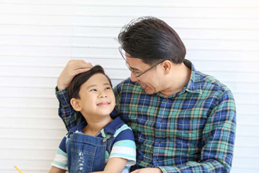 Thể hiện sự khen ngợi trẻ như thế nào cho phù hợp?