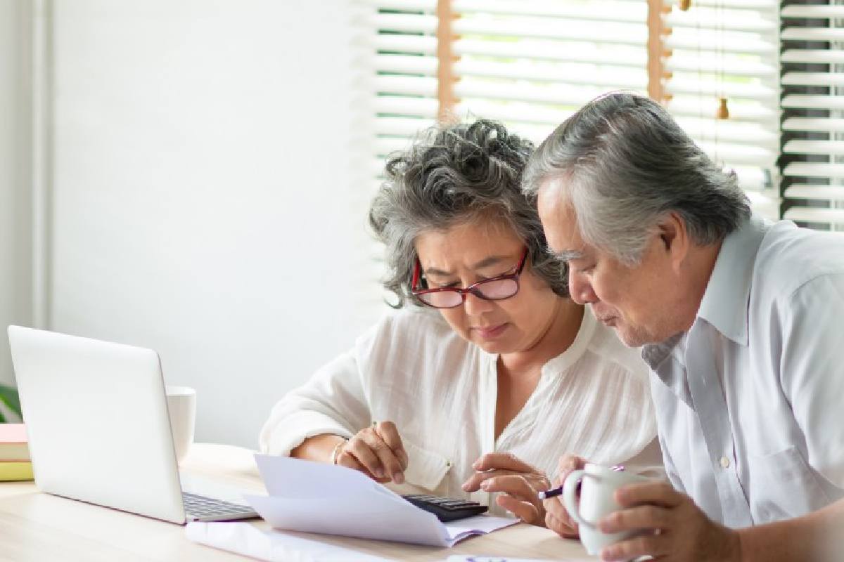 Nên mua bảo hiểm sức khỏe cho người trên 60-65 tuổi không?