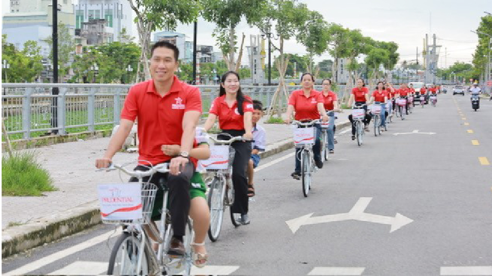 Tình nguyện viên Prudential trong chương trình "Cùng em đến trường" tại Kiên Giang