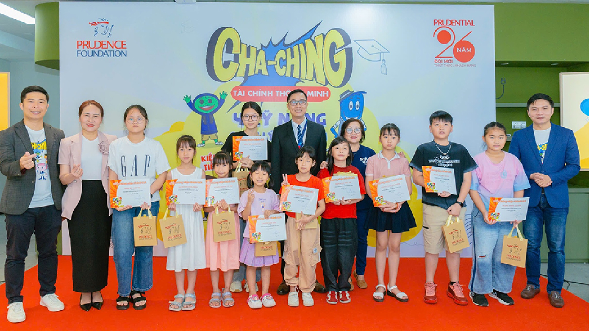 Các em học sinh tham gia lớp học về Quản lý tài chính thông minh cùng Cha-Ching