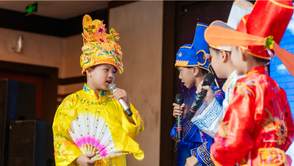 Học sinh các trường dự án tham gia hùng biện về dự án Quản lý tài chính tại cuộc thi Bé giỏi tiến hay