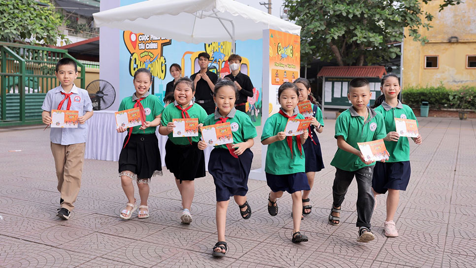 Học sinh tham gia các hoạt động vui chơi thử thách với chủ đề quản lý tài chính