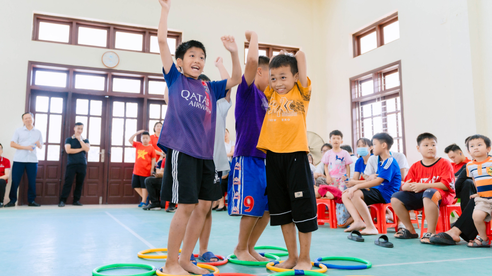 Các tình nguyện viên thiết kế nhiều hoạt động vui chơi dành cho trẻ em Làng trẻ em SOS Hải Phòng 