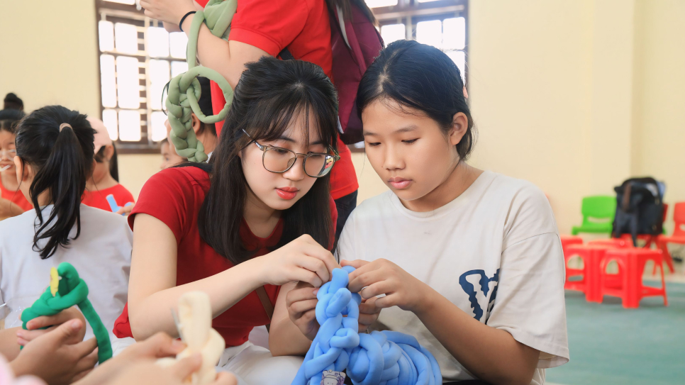Tình nguyện viên và trẻ em Làng SOS Hải Phòng cùng trải nghiệm lớp học làm túi đan 