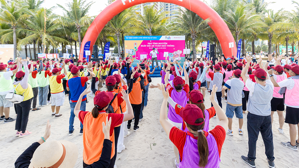 Các tình nguyện viên cùng các em nhỏ Làng trẻ em SOS Đà Nẵng tham gia các hoạt động liên quan đến chủ đề an toàn giao thông