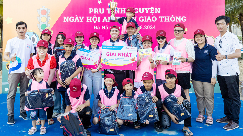 Học sinh và các tình nguyện viên Prudential cùng tham gia Ngày hội An toàn Giao thông