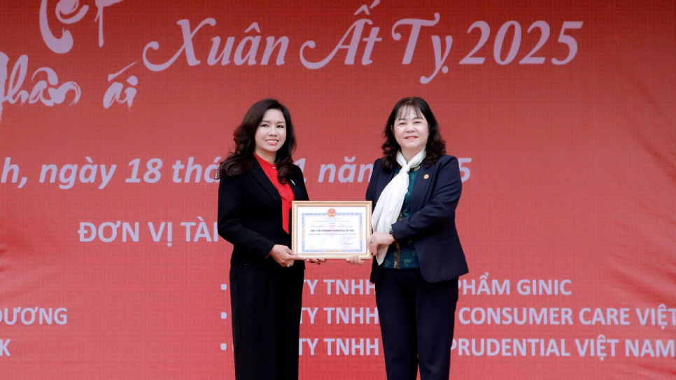 Đai diện Prudential trao bảng tượng trưng cho Hội Chữ Thập Đỏ tại Yên Bái