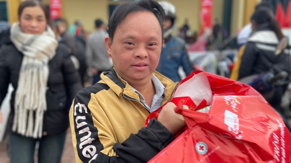 Bà con vui mừng nhận túi hỗ trợ của chương trình Hỗ trợ gạo trước dịp Tết Nguyên đán