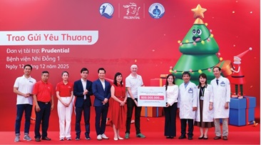 Prudential trao 2.600 phần quà Giáng Sinh cho bệnh nhi tại TP.HCM và Hà Nội