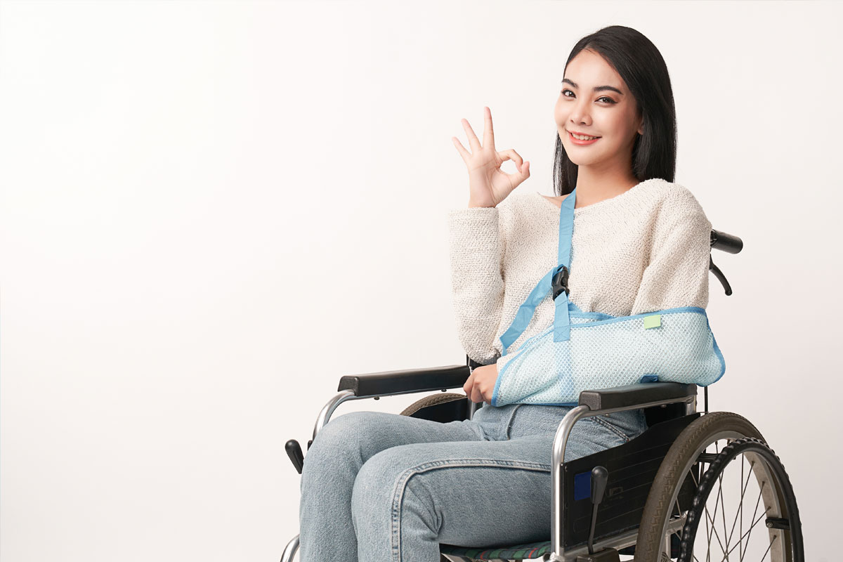 cô gái bị chấn thương được hỗ trợ bởi bảo hiểm 24h