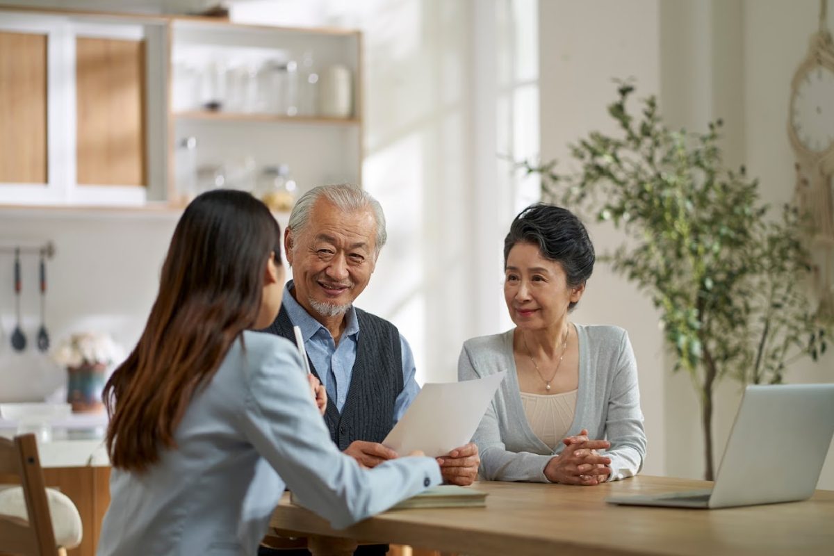 bao-hiem-cho-nguoi-gia-hieu-du-chon-dung-de-an-tam-vui-song-1200x800-2