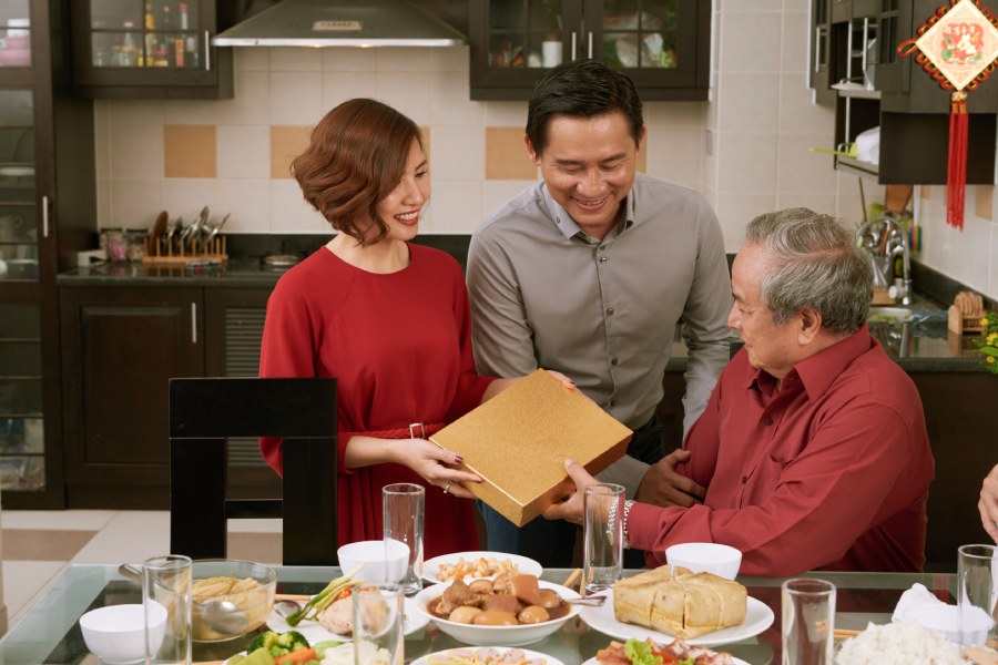 tang-qua-tet-nen-chu-trong-vao-cua-cho-hay-cach-cho-1200x800-3