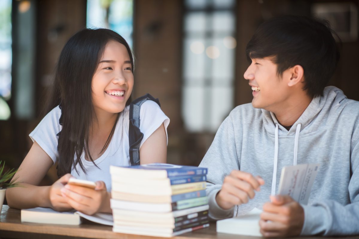 Trong bất kỳ tập thể nào, luôn có những người không cần tranh spotlight nhưng vẫn “nổi bần bật” bởi sự tinh tế, điềm đạm và giao tiếp khéo léo, được sếp cưng, đồng nghiệp mến. Họ luôn hiện diện đúng lúc, đúng cách – đúng kiểu Gen Z: thế hệ đề cao cảm xúc, chú trọng sự kết nối và biết cách tỏa sáng theo bản sắc rất riêng. Đây được cho là những người có EQ cao. Chỉ số EQ là gì?  EQ là chỉ số gì? EQ (Emotional Quotient) là khả năng nhận biết, thấu hiểu và điều tiết cảm xúc của chính mình cũng như cảm xúc của người khác. Theo đó, chỉ số này sẽ giúp đo lường năng lực cảm xúc và mức độ thành thạo kỹ năng xã hội, bên cạnh IQ. Người có EQ cao không chỉ kiểm soát tốt cảm xúc mà còn biết cách cư xử khéo léo, xây dựng các mối quan hệ tích cực, dần thích nghi với môi trường sống đa dạng.