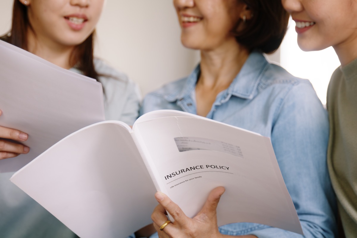 ba cô gái coi chính sách về việc khám bảo hiểm cách nhau bao nhiêu ngày