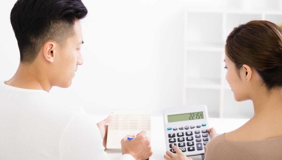 cặp đôi cùng tính toán chi phí sở hữu gói bảo hiểm prudential 15 triệu