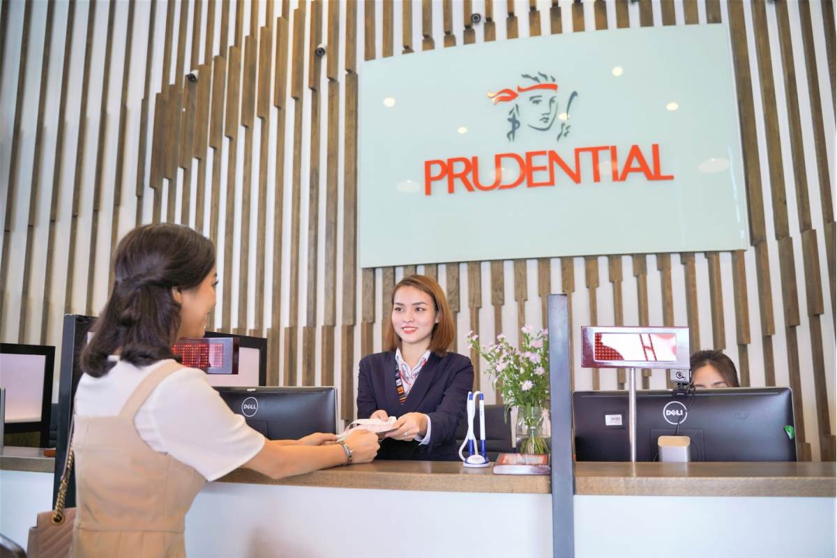 tư vấn viên prudential hỗ trợ khách hàng khi mua bảo hiểm cho con
