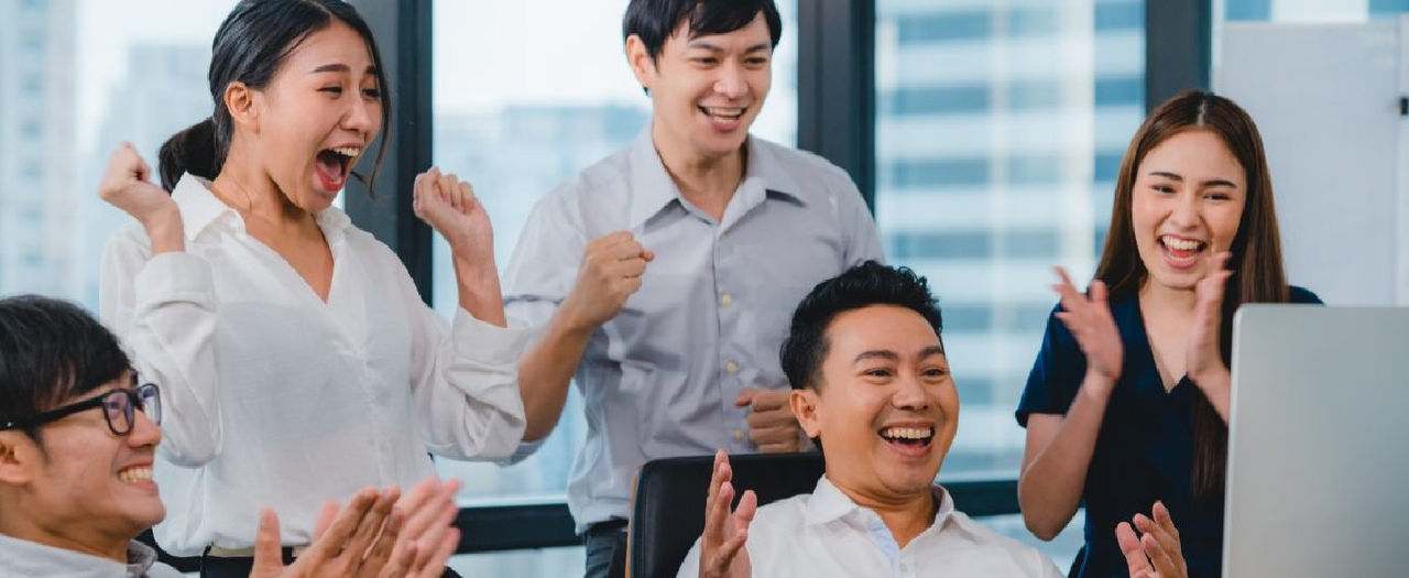 nhân viên hứng khởi khi biết cách nhận biết bảo hiểm liên kết chung và liên kết đơn vị