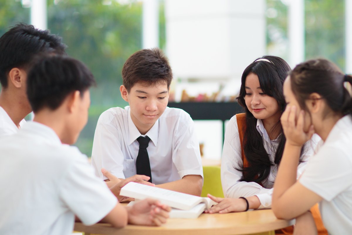 Khi con học cấp 2 đã yêu: Giải mã tâm lý & điều cha mẹ cần làm