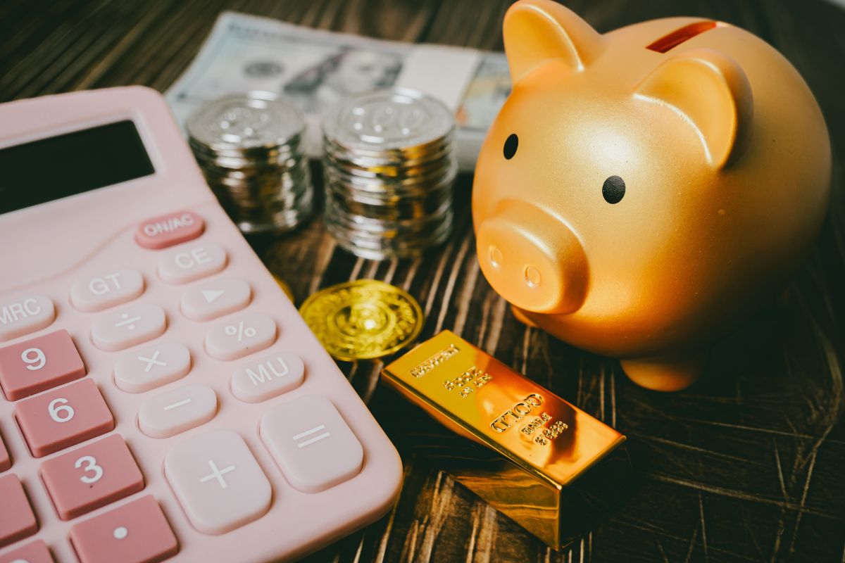 Nên mua vàng hay gửi tiết kiệm để tích lũy lâu dài có lợi hơn?