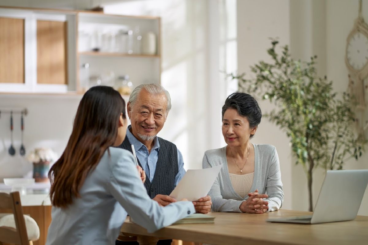 chuyên viên giải thích bảo hiểm tử kỳ cho người lớn tuổi