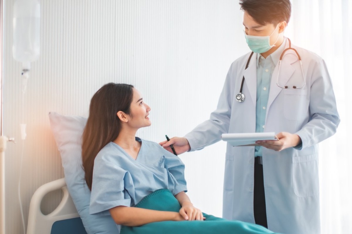 bác sĩ trấn an bệnh nhân yên tâm vì đã có gói bảo hiểm sức khỏe hỗ trợ