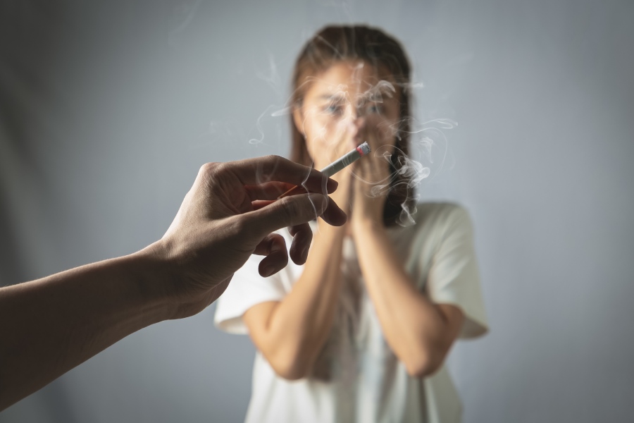 hut-thuoc-la-thu-dong-ke-thu-nguy-hiem-va-am-tham-1200x800-1