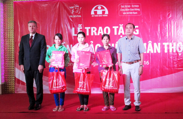 Chương trình Vòng tay yêu thương an tâm tiếp bước