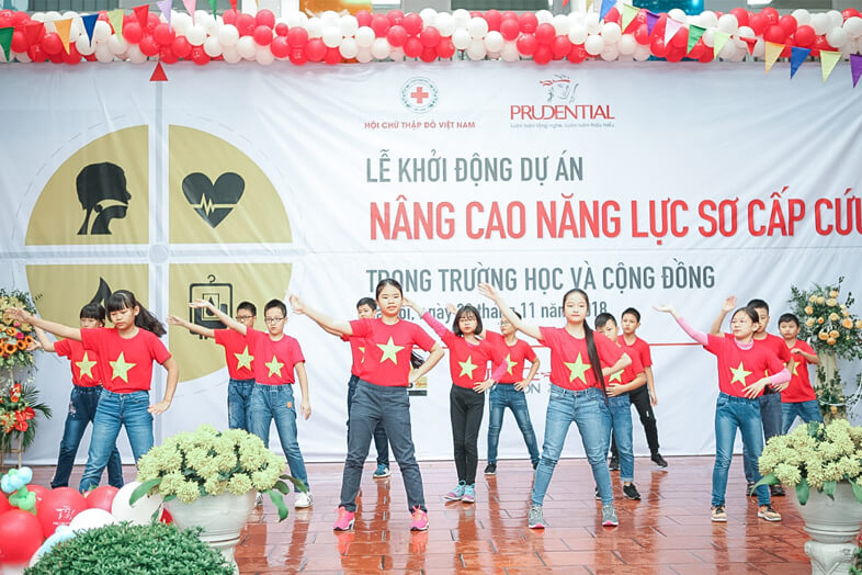 Lễ khởi động dự án: tổ chức tại trường Tiểu học Khương Mai, quận Thanh Xuân, Hà Nội với sự tham gia của gần 500 em học sinh khối 4, khối 5 và giáo viên nhà trường. Các quầy SCC tại buổi lễ được chia theo 04 chủ đề: SCC khi bị dị vật gây tắc đường thở, Hồi sinh tim phổi, Chảy máu nghiêm trọng và Bỏng. Đông đảo các em học sinh và giáo viên đã vô cùng hào hứng tham gia dưới hướng dẫn của các cán bộ Hội Chữ thập đỏ TP. Hà Nội.