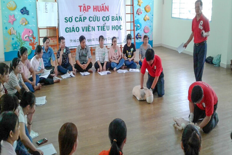 Tập huấn SCC cho giáo viên: Hội Chữ thập đỏ tại Hà Nội và TP. Hồ Chí Minh đã phối hợp cùng Phòng Giáo dục – Đào tạo triển khai hoạt động tập huấn SCC cho 200 giáo viên của 22 trường Tiểu học tại Quận Thanh Xuân (Hà Nội) và Quận 8 (TP. Hồ Chí Minh).