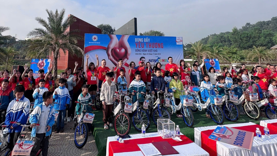 Chương trình "Cùng em đến trường" tại Điện Biên