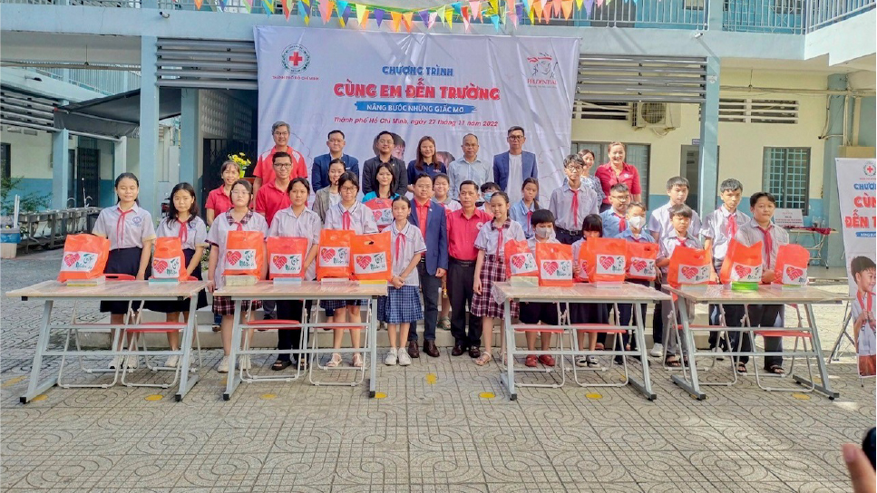 Các em học sinh tại TP HCM được hỗ trợ góc học tập