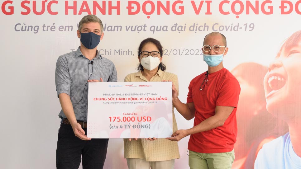 Đại diện nhà tài trợ Prudential và Eastpsring Vietnam trao tặng gói hỗ trợ trị giá 175.000 USD cho tổ chức Saigon children tại buổi lễ phát động của dự án