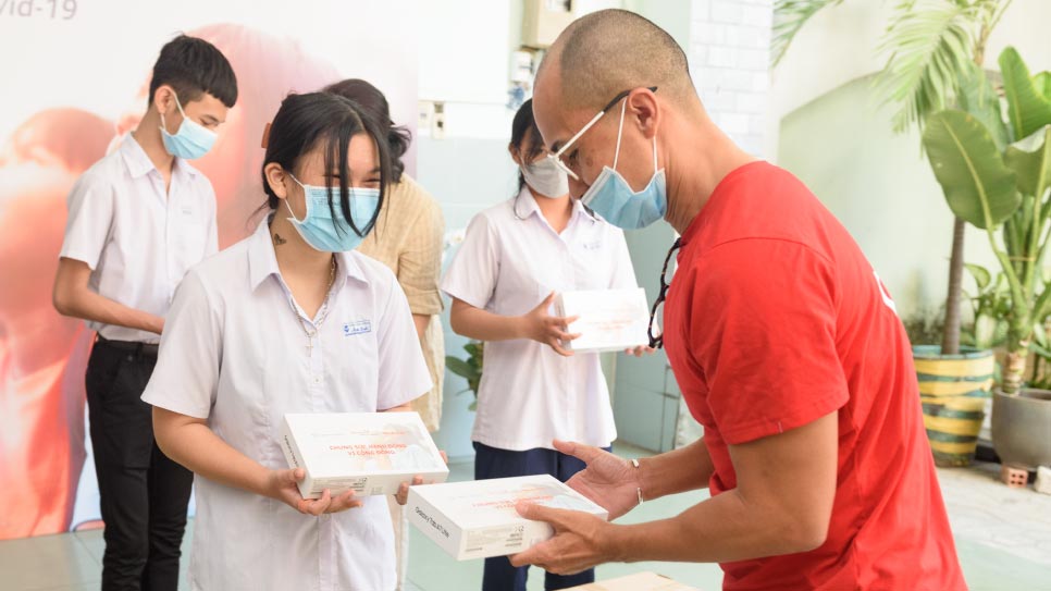 Đại diện Prudential trao tặng thiết bị học tập cho học sinh