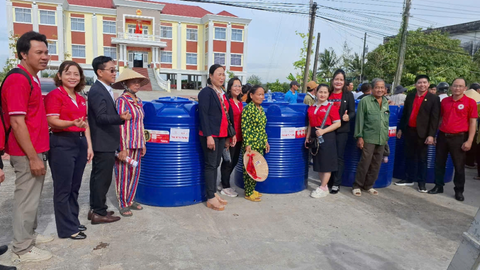 Chương trình truyền thông về nước sạch, vệ sinh, phòng chống dịch bệnh và trao tặng bồn chứa nước cho các hộ gia đình bị ảnh hưởng bởi hạn hán, xâm ngập mặn tại Cà Mau