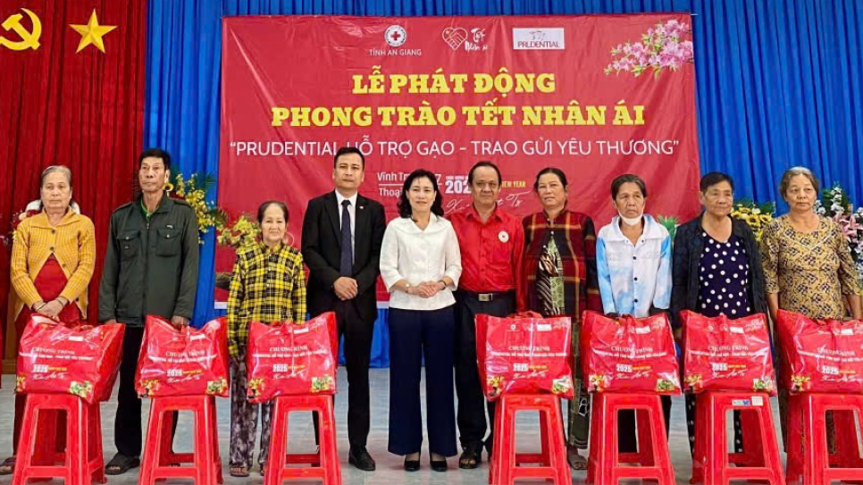 Trao tặng gói hỗ trợ cho bà con tại An Giang