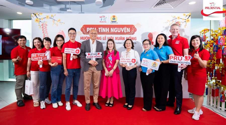 Đại diện Prudential Việt Nam chụp hình cùng đại diện Liên đoàn Lao Động Phường Sài Gòn & Trung Tâm hiến máu nhân đạo tại sự kiện