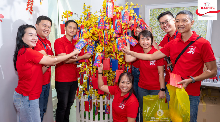 Các tình nguyện viên tham gia hoạt động “hái lộc đầu năm” tại sự kiện