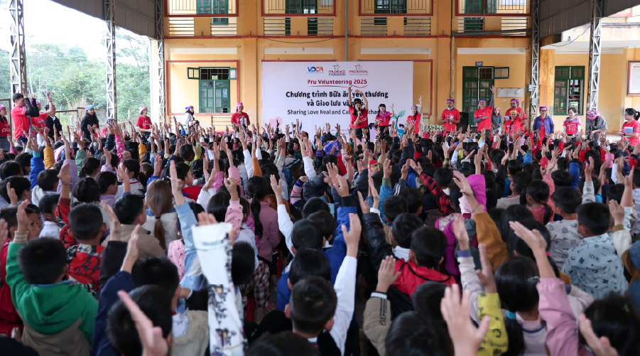 Khoảnh khắc giao lưu cùng các em nhỏ tại sự kiện giao lưu văn hóa trong khuôn khổ chương trình Pru Volunteering 2025
