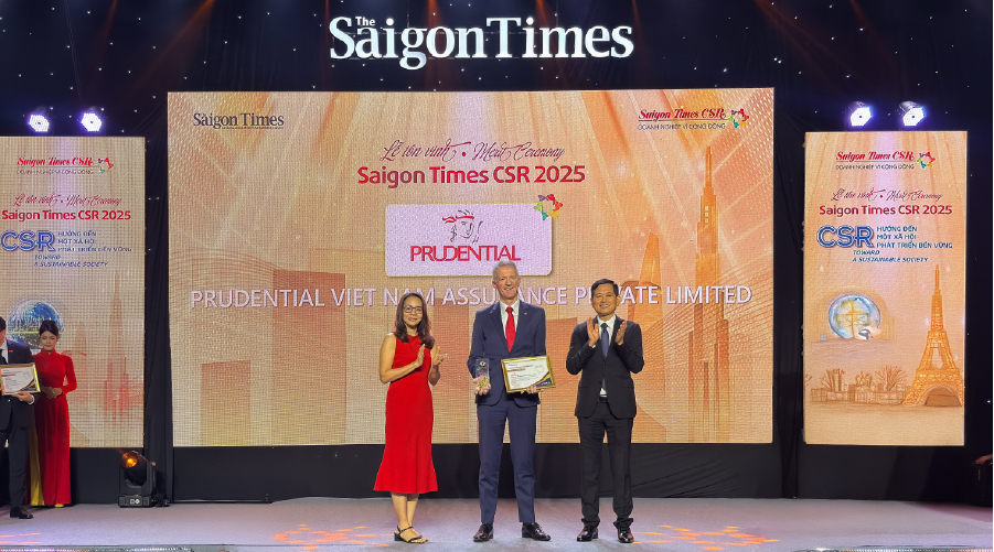 Đại diện Prudential Việt Nam nhận giải thưởng tại sự kiện