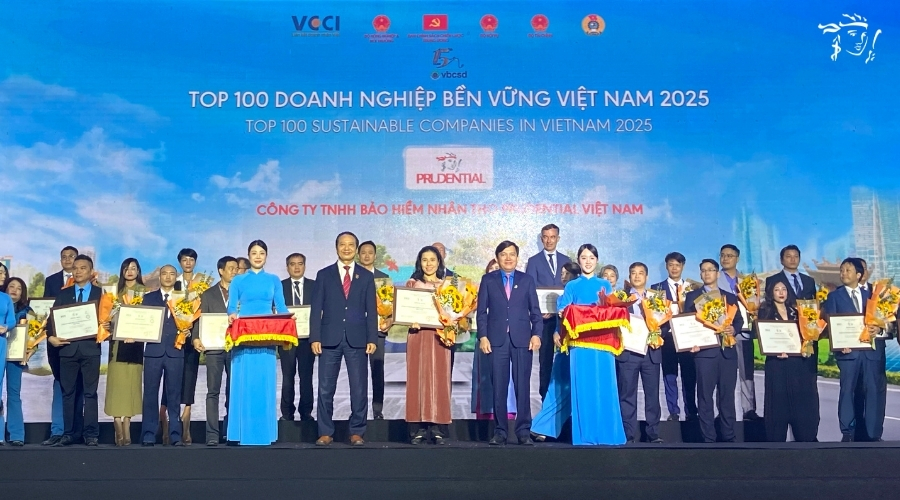 Đại diện Prudential Việt Nam nhận giải thưởng 