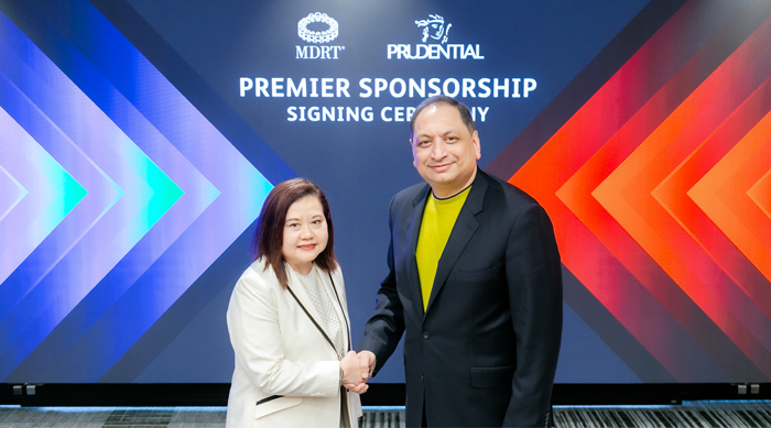 Ông Pankaj Banerjee, Phó Tổng Giám đốc Kênh đại lý (Group CAO) của Tập đoàn Prudential plc (phải) và Bà Carol Kheng, Chủ tịch MDRT 2025 (trái), đã tham dự lễ ký kết tài trợ tại Bangkok, Thái Lan.  