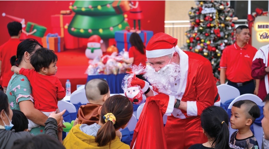 prudential-trao-2.600-phan-qua-giang-sinh-cho-benh-nhi-tai-tp.hcm-va-ha-noi-1