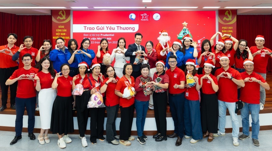 prudential-trao-2.600-phan-qua-giang-sinh-cho-benh-nhi-tai-tp.hcm-va-ha-noi-2