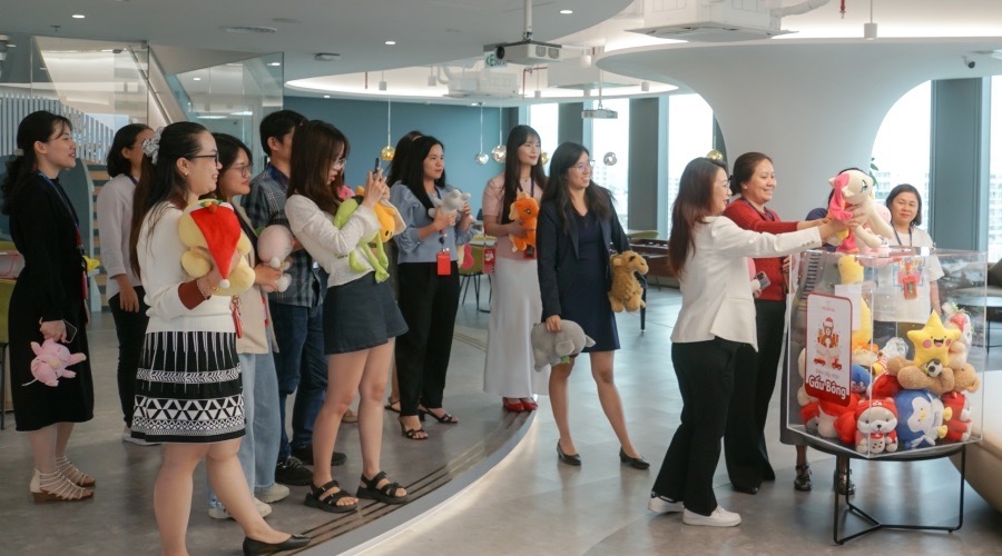 prudential-trao-2.600-phan-qua-giang-sinh-cho-benh-nhi-tai-tp.hcm-va-ha-noi-3