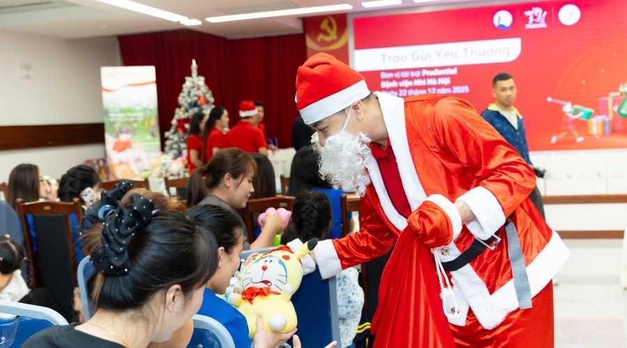 prudential-trao-2.600-phan-qua-giang-sinh-cho-benh-nhi-tai-tp.hcm-va-ha-noi-4