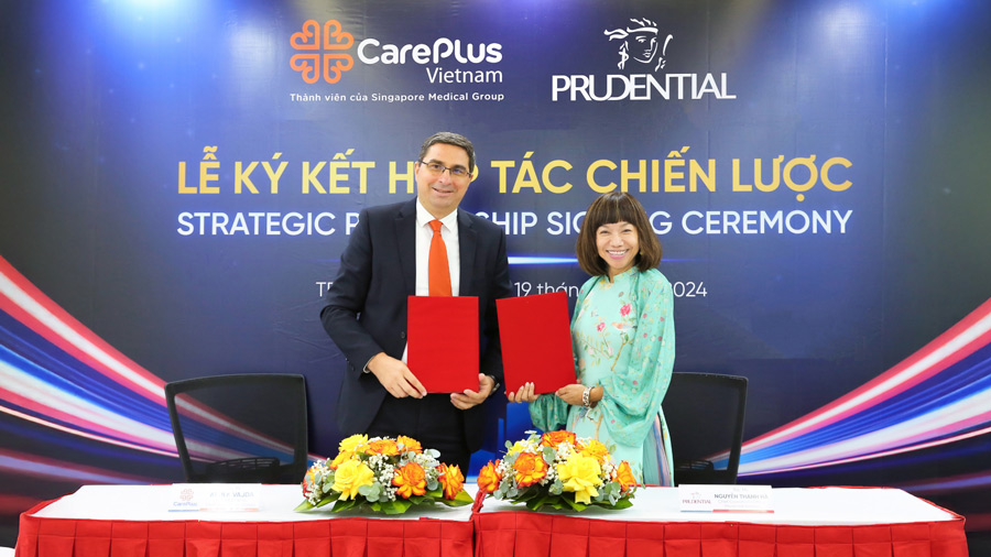 Đại diện Prudential và CarePlus ký kết hợp tác chiến lược, Ông Attila Vajda – Tổng Giám Đốc của Hệ thống Phòng khám CarePlus, và Bà Nguyễn Thanh Hà – Phó Tổng Giám đốc Giao dịch Bảo Hiểm Prudential Việt Nam 