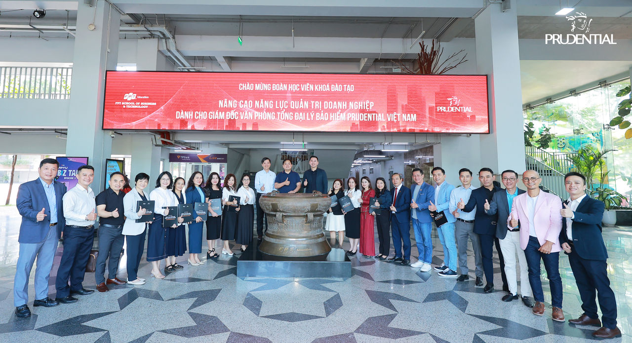 Ban Lãnh đạo Prudential Việt Nam và Viện FSB  cùng 17 Giám đốc Văn phòng Tổng Đại lý của Prudential trong khóa học đầu tiên.