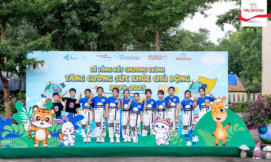 Các em học sinh chụp hình kỉ niệm tại sự kiện 