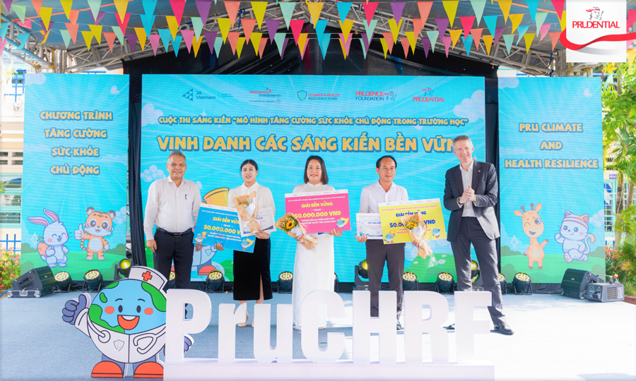  Các khách mời vinh danh top ba trường đạt giải thưởng cao nhất tại cuộc thi 