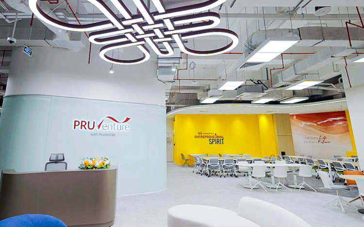 Sảnh chính văn phòng có thiết kế hiện đại cùng không gian mở với biểu tượng nút thắt đồng tâm nổi bật.